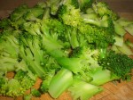 Skær den kogte broccoli i mindre stykker.