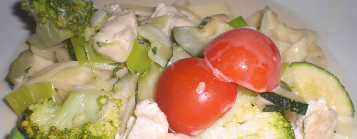 Kalkungryde med grøntsager, pasta og Mornaysauce