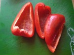 Skær den ene peberfrugt i 3-4 stykker.