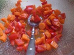 Bland gulerods- og peberfrugttern i marinaden.