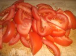 Skær tomaterne i tynde både.