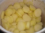 Skær kartoflerne i skiver og kog dem.