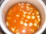 Kog linser, løg og gulerødder i suppe og bouillon.