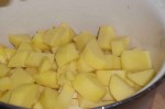 Skræl kartoflerne, og skær dem i mindre stykker.