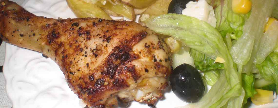 Kyllingelår med kartoffelbåde og blandet salat