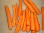Skær gulerødderne igennem på langs.