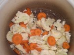 Skær løg, gulerødder og blomkål i mindre stykker.