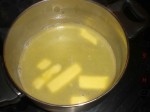 Kog vand og margarine til melbollerne.