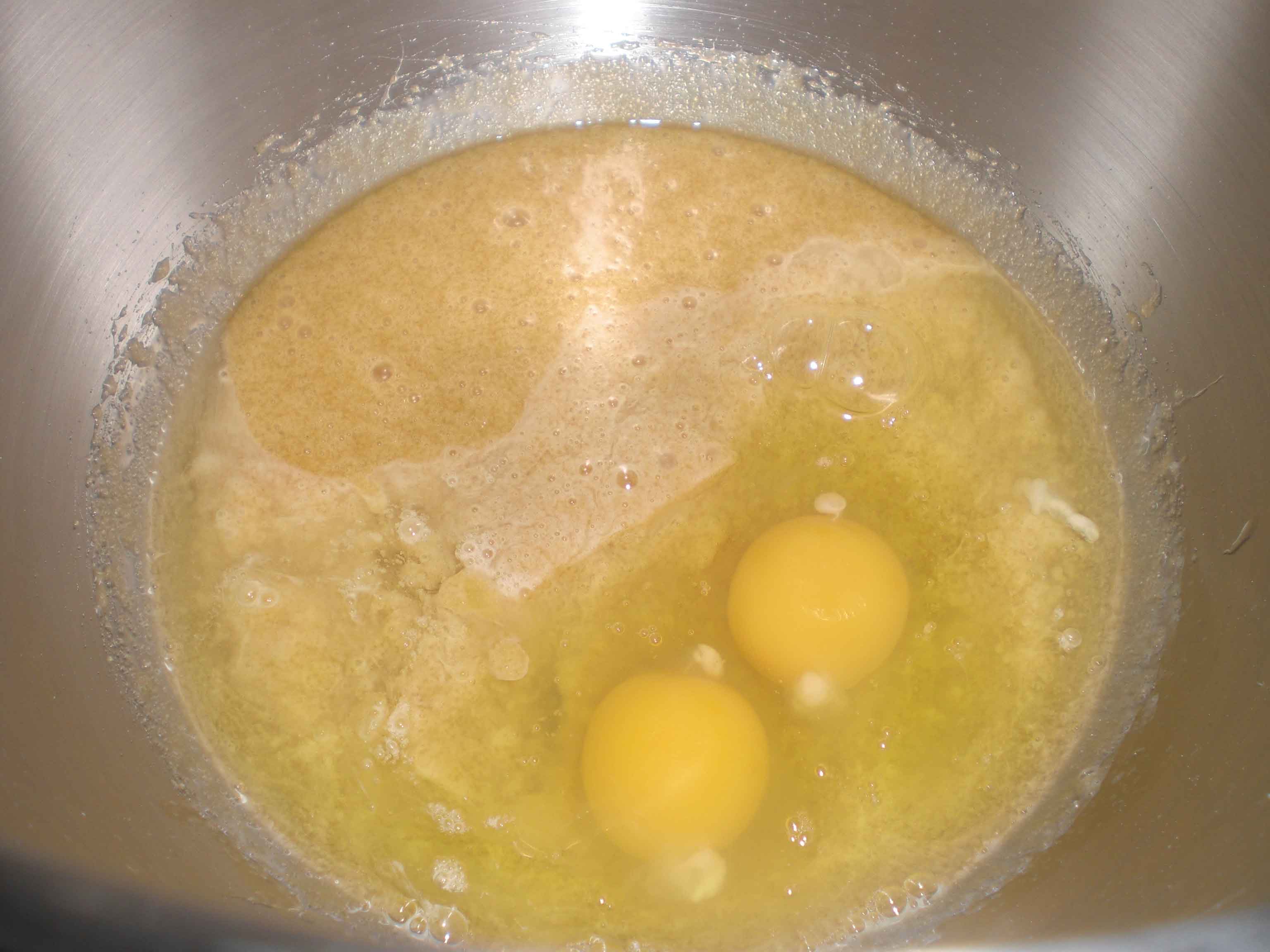 Tilsæt æg.