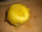Kog citronen, til den kan trykkes sammen.