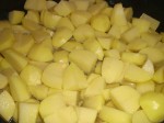 Skær kartoflerne i mindre stykker.