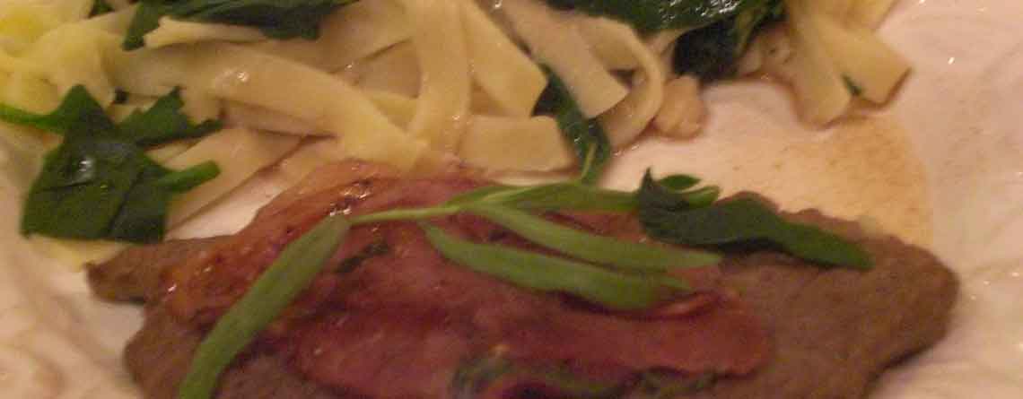 Oksesaltimbocca med frisk pasta og spinat