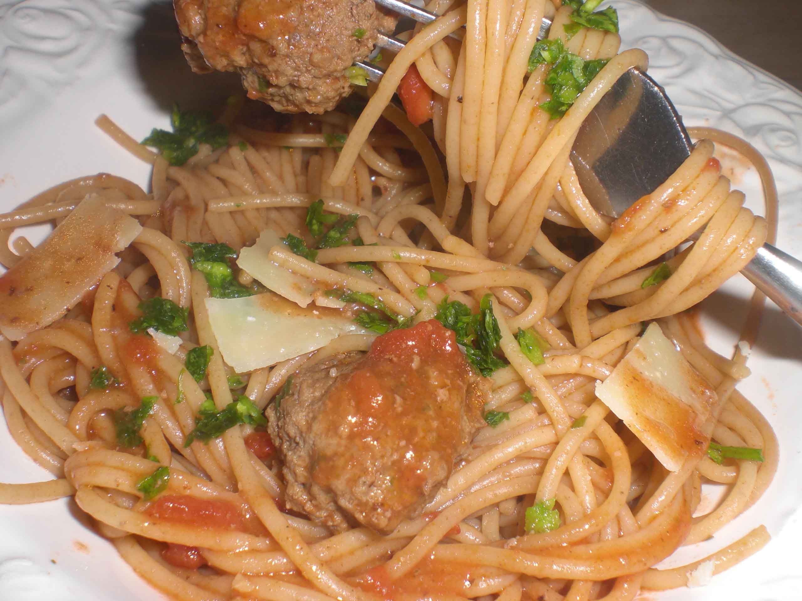Spaghetti og kødboller i tomatsovs
