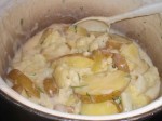 Tilsæt kartofler og blomkål og til sidst dild.
