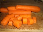 Skræl gulerødderne, og skær dem i mindre stykker.