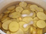 Kog kartoflerne i letsaltet vand.