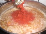 Tilsæt flåede tomater.