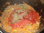 Tilsæt til sidst de hakkede tomater, tomatpastaen, timian, laurbærblade og rosmarin samt lidt salt og peber.