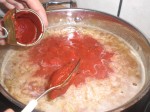 Tilsæt tomatpasta.