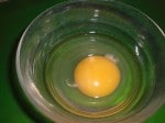 Slå æggene ud i hver sin lille skål.