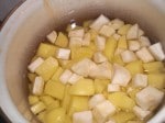 Kog kartofler og selleri i usaltet vand.