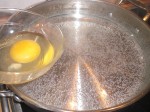 Hæld æggene forsigtigt i et ad gangen.