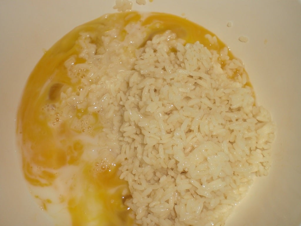 Pisk æg, mælk, ris, herbes de provende, salt og peber sammen.
