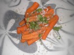 Læg gulerødder og krydderier på et stykke bagepapir.