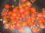 Svits tomaterne sammen med løgene.