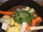 Tilsæt grøntsager, bouillon og krydderier.