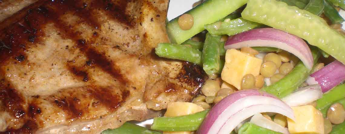 Gourmetsaltede, intervalstegte koteletter og salat med marinerede linser