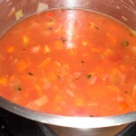 Tilsæt tomater og bouillon.