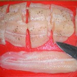 Skær fisken i mindre stykker, og krydr dem med salt og peber.