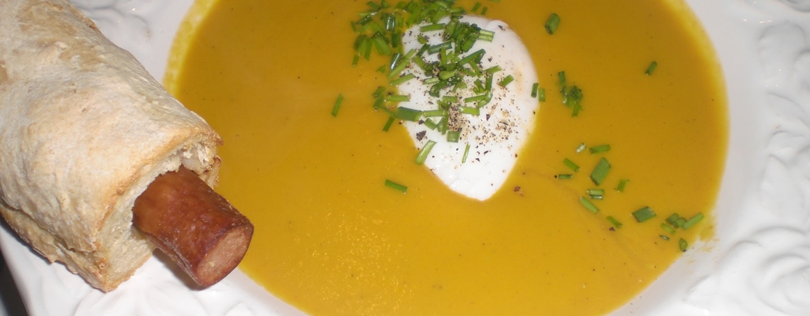 Gulerodssuppe med flødeost, pocherede æg og pølsehorn