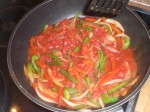 Tilsæt tomater, engelsk sauce, salt og peber.