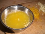 Tilsæt appelsinsaft – evt. gennem en sigte, hvis der er kerner og kød i.