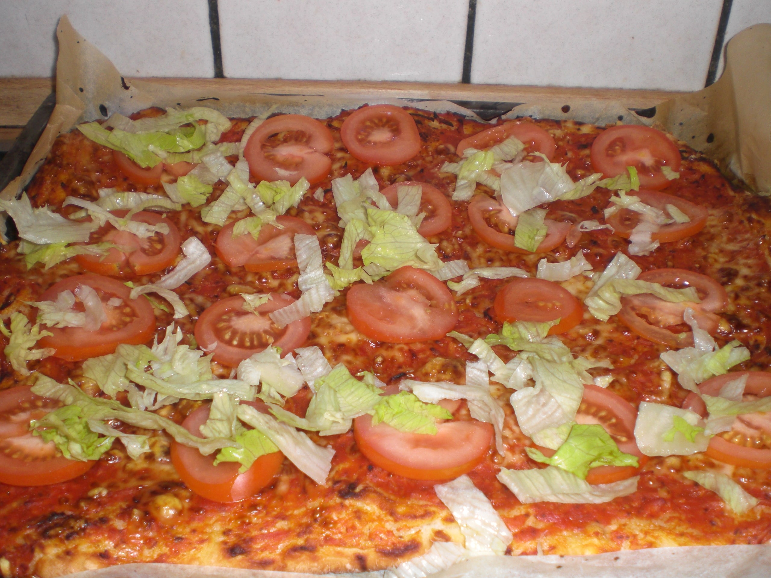 Pizza med skinke og tomat