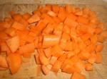 Skræl gulerødderne, og skær dem i passende stykker.