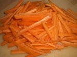 Skær gulerødderne i stave.
