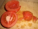 Fjern kernerne fra 2 tomater.