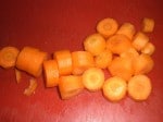 Skær gulerødderne i 2 cm tykke stykker.