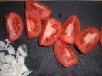 Skær tomaterne i både.