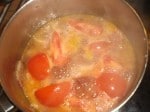 Tilsæt tomatkerner, -pasta, vin og hønsebouillon.