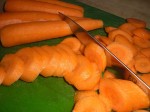Skær gulerødderne i tykke skiver.