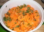 Vend gulerødderne med olie og timian.