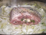 Læg kødet oven på, og drys med salt, peber og fennikelfrø.