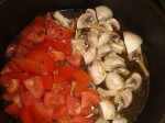 Tilsæt tomat og champignon.