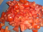 Skær tomater i mindre stykker.