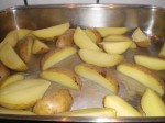 Læg kartoflerne i et ovnfastfad eller en bradepande.