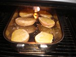 Bag kartoflerne i ovnen.